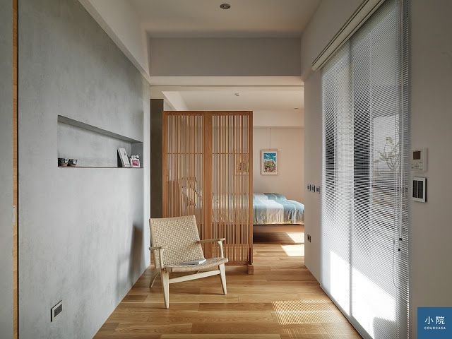 垂直方向的木格柵，水平方向鋁百葉窗，增加空間的裝飾線條