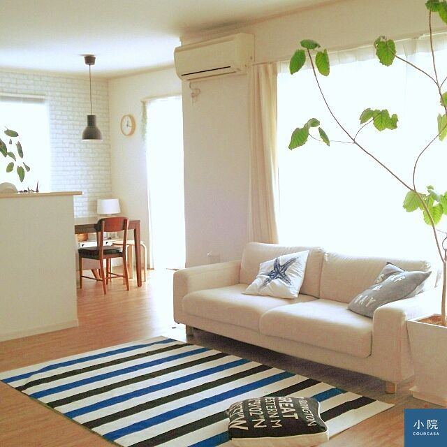 適合夏天的藍、白條紋地毯，材質也選比較輕薄的亞麻、棉質